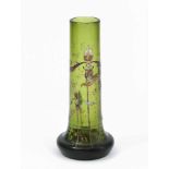 Emile GalléNancy, um 1895–1897. Vase. Grünes Glas, Dekor mit Orchideen in Emailmalerei. Auf