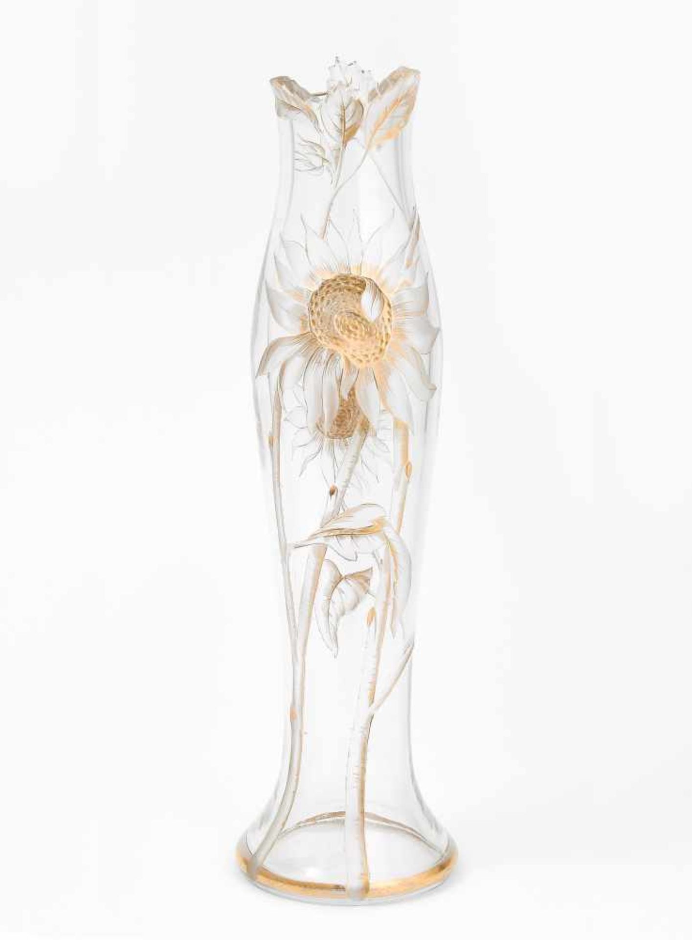 Gräflich Harrach'sche GlashütteNeuwelt, um 1905. Vase. Farbloses Glas, Sonnenblumen in Tiefschnitt