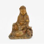 Sitzende GuanyinChina. Speckstein. Sitzende Guanyin mit Ruyi-Zepter in ihrer Linken haltend und