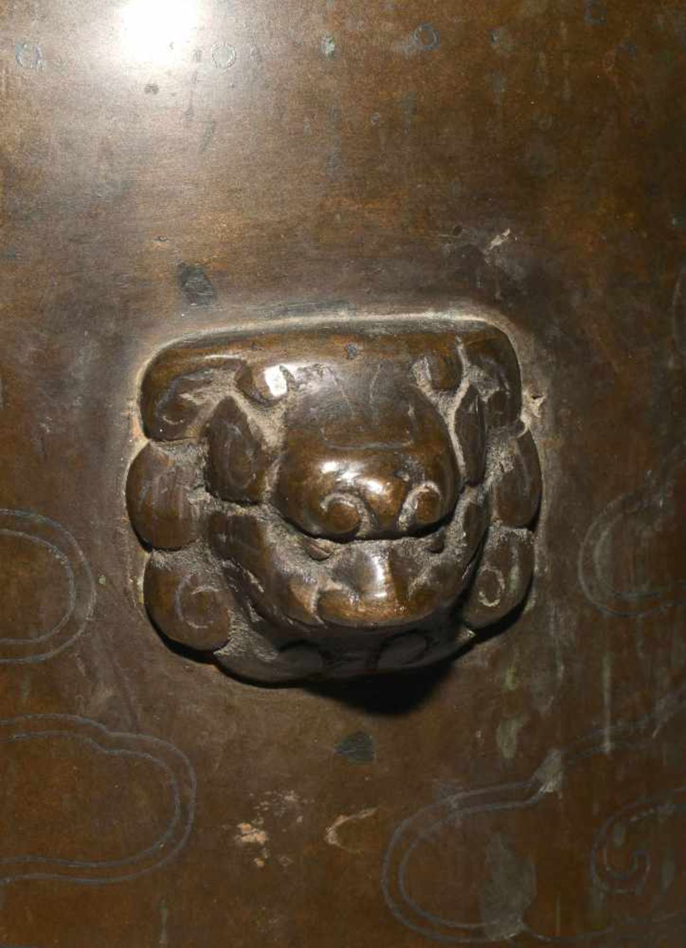 BronzevaseChina, 19.Jh. Bronze mit eingelegtem Silber. Verziert mit einem Drachen zwischen Wolken - Bild 12 aus 14