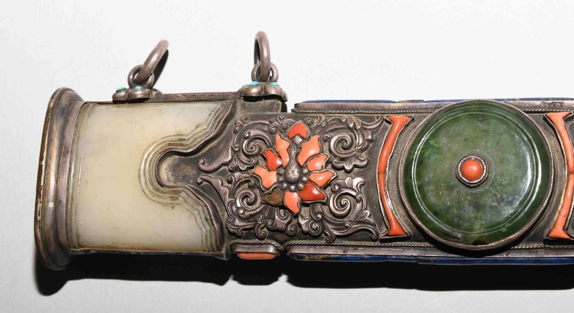 ZeremonialschwertTibet oder Mongolei. 18./19.Jh. Eisenklinge. Griff aus Nephrit-Jade. Scheide aus - Bild 3 aus 11
