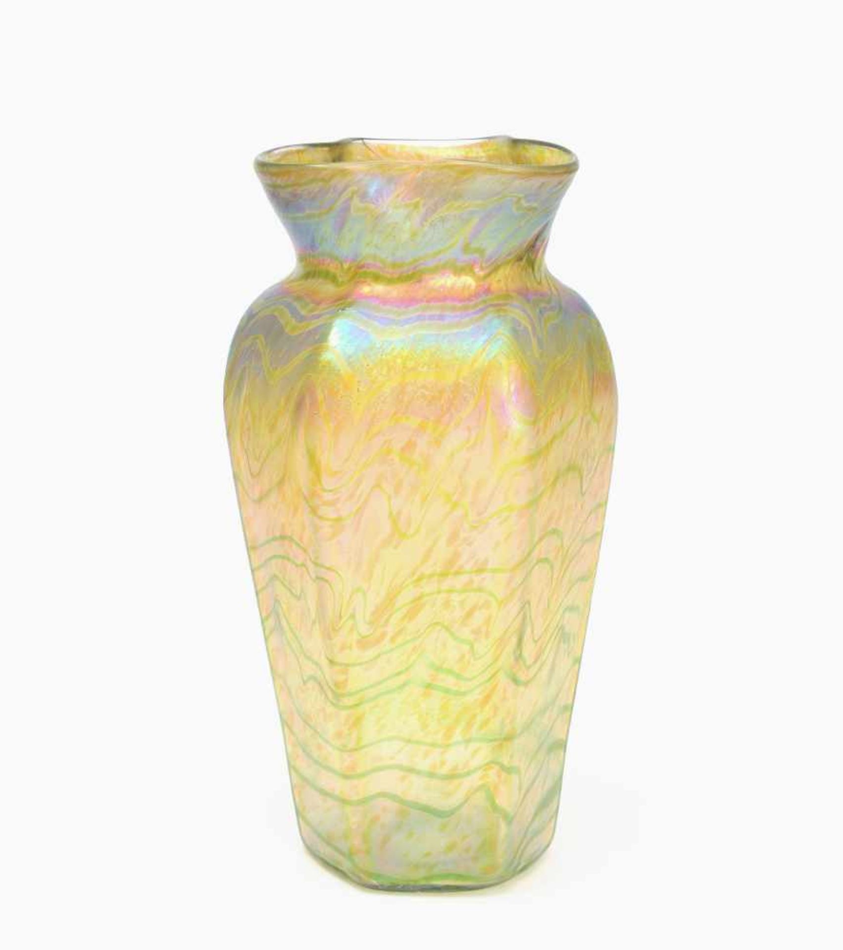 BöhmenUm/nach 1900. Vase. Farbloses Glas mit eingeschmolzenen Silbergelbkröseln, mit grünen Fäden