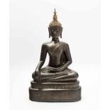 Buddha MaravijayaThailand. Bronze. Auf doppeltem Sockel in virasana sitzender Buddha, die