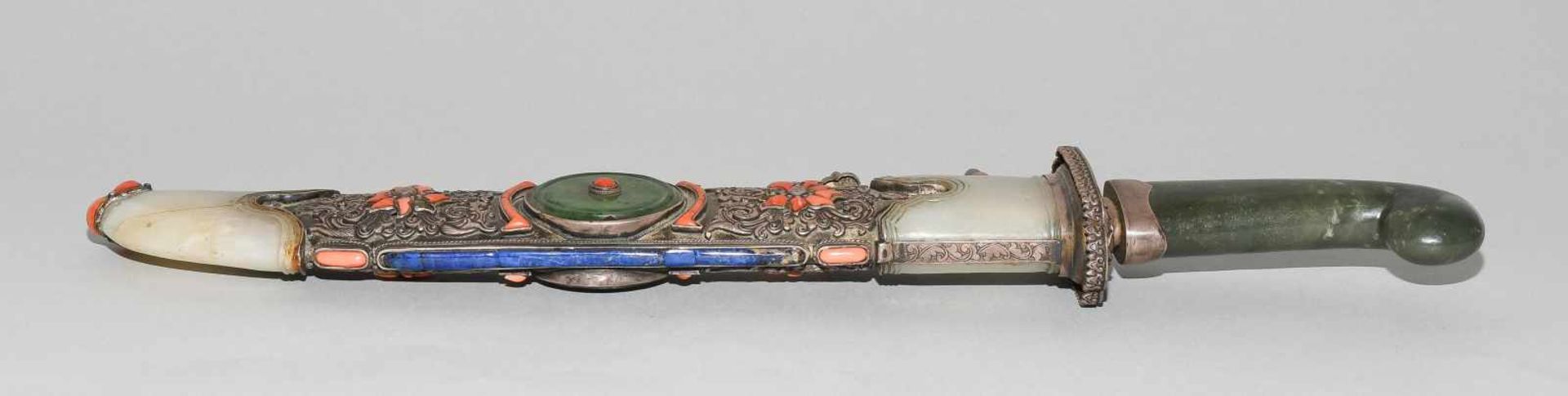 ZeremonialschwertTibet oder Mongolei. 18./19.Jh. Eisenklinge. Griff aus Nephrit-Jade. Scheide aus - Bild 2 aus 11