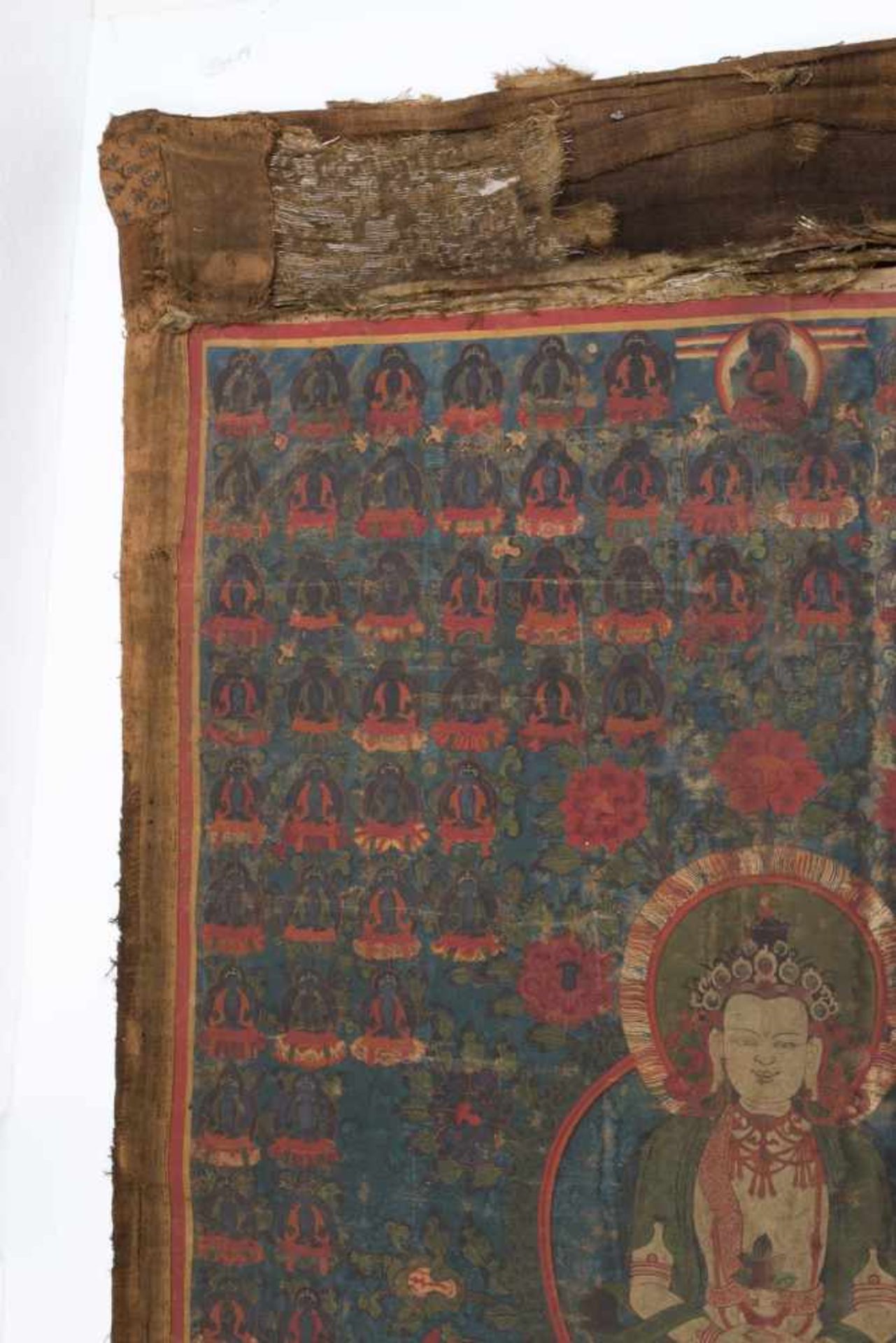 Thangka des AmitayusSinotibetisch, 18./19.Jh. Farben auf Leinwand. In padmasana sitzender - Bild 3 aus 9