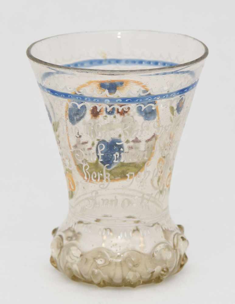 Hochzeitsbecher, alpenländischDatiert 1709. Farbloses Glas, Liebessymbolik in Emailmalerei, - Image 3 of 4