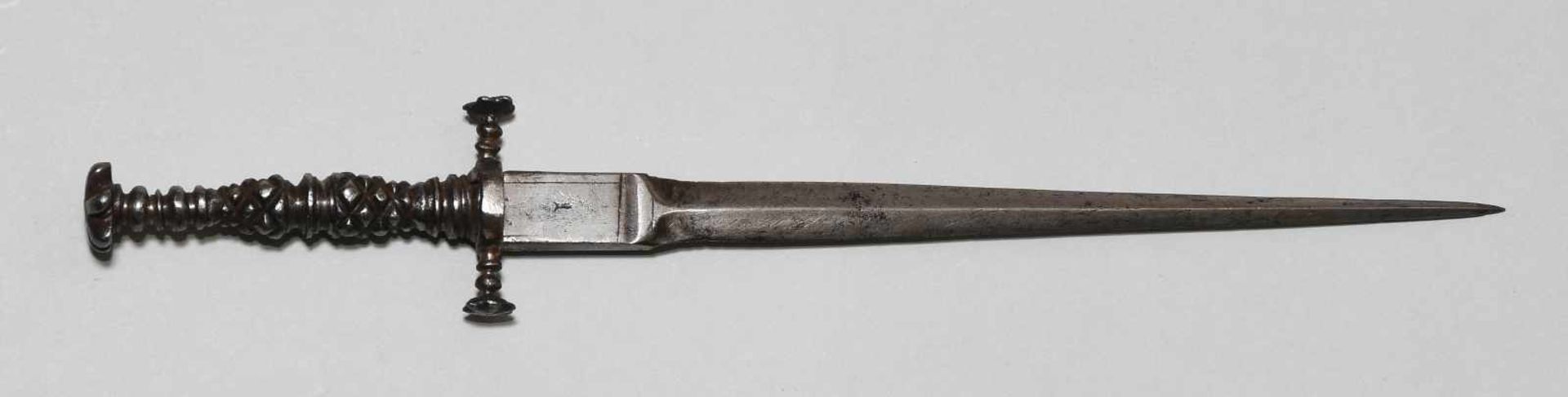Misericordiaoder Stilett, Italien, 17../18.Jh. Eisengefäss, rippenartig geschnittener massiver Griff - Bild 2 aus 7