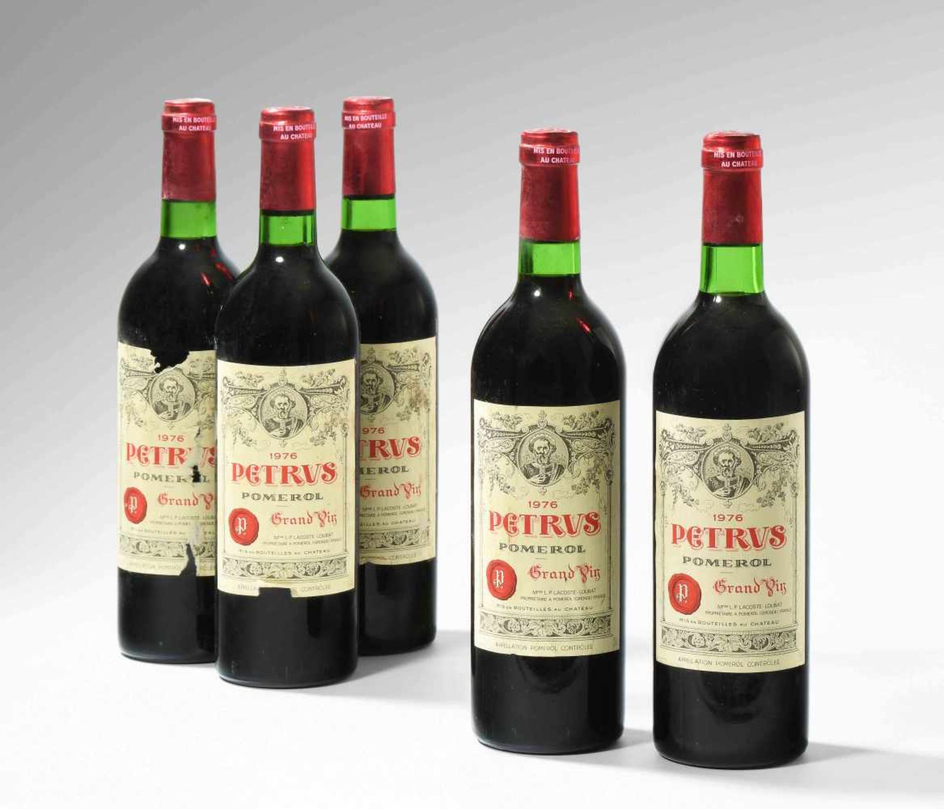 Chateau Petrus 1976. Grand Cru Exceptionnel. Pomerol. 4 Flaschen. (1x Etikette leicht beschädigt.)