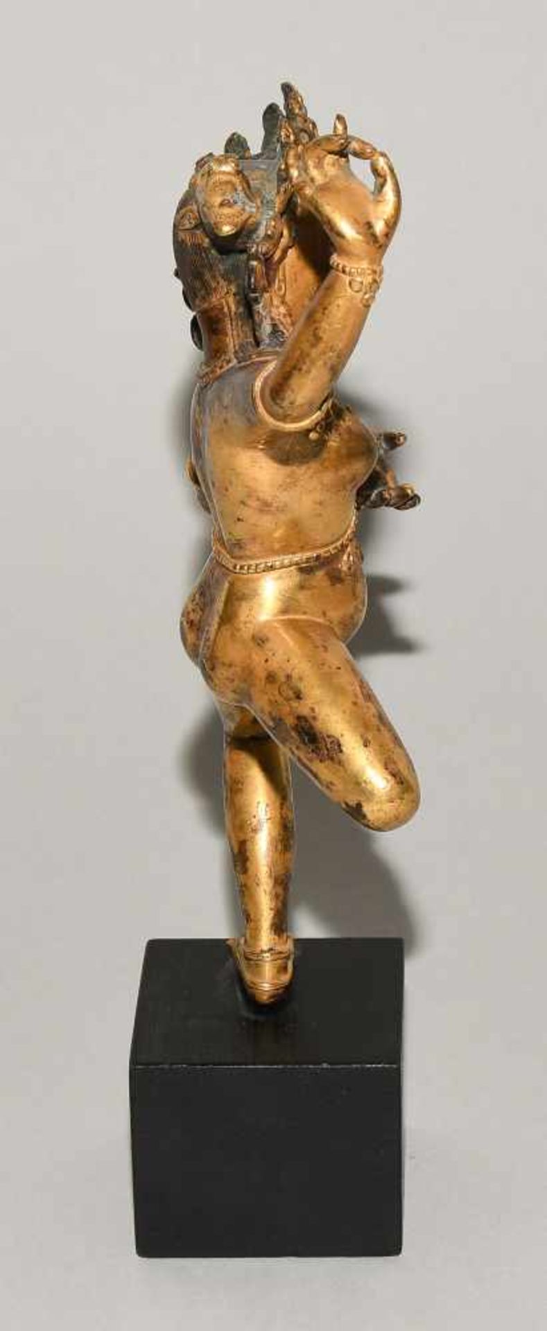Vajravarahi-DakiniTibet. Feuervergoldete Bronze. Stellenweise mit Türkis besetzt. Die Dakini - Bild 5 aus 9