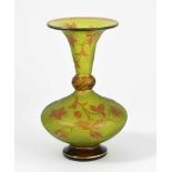 St. LouisFrankreich, um 1900. Vase. Grün getöntes Glas, aussen braun überfangen, reliefiert geätzter