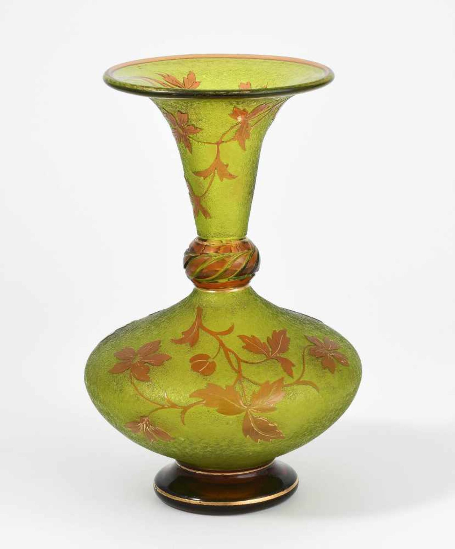 St. LouisFrankreich, um 1900. Vase. Grün getöntes Glas, aussen braun überfangen, reliefiert geätzter