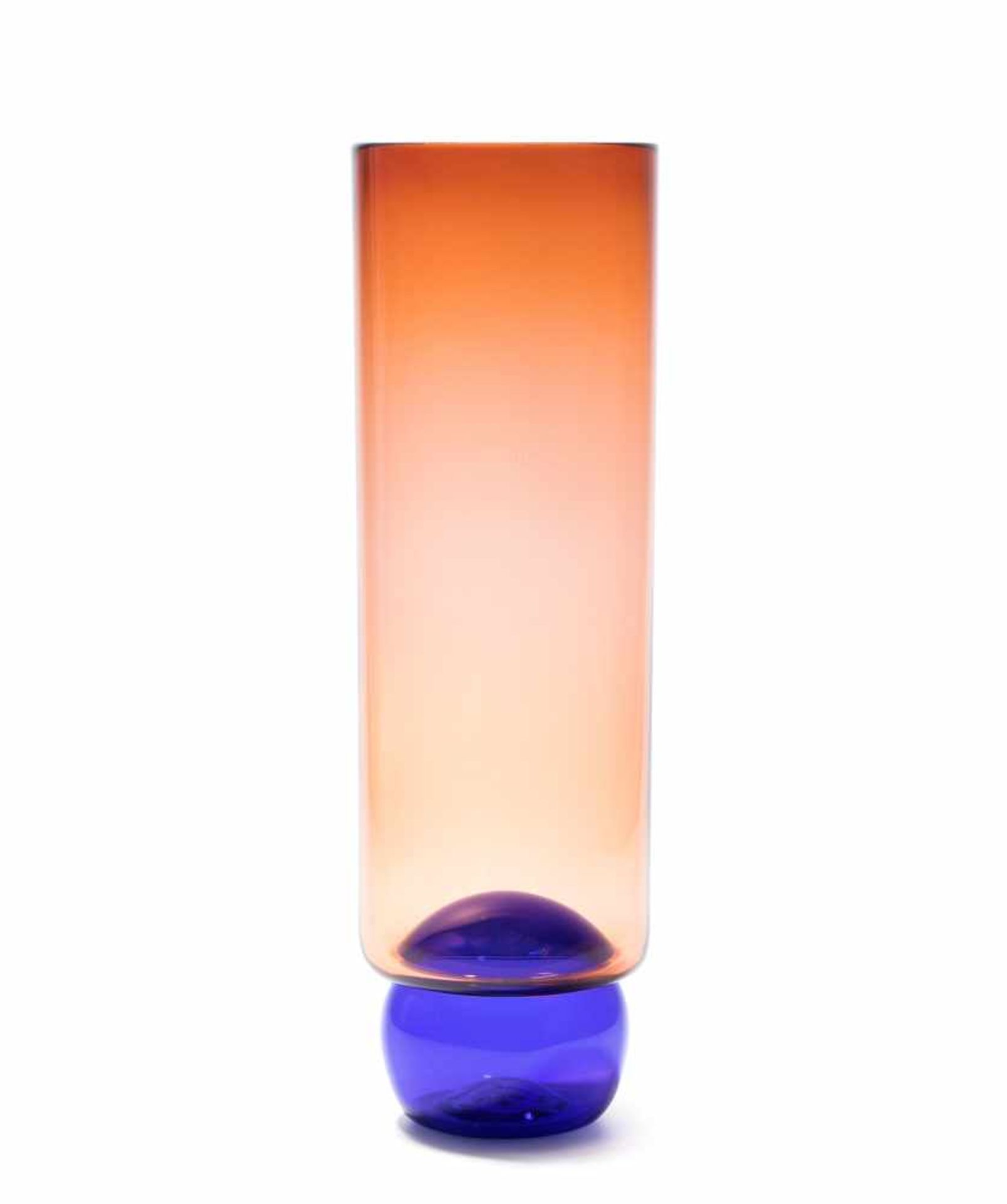 Baldwin & GuggisbergNonfoux, 1994. Vase. Blaues bzw. rot getöntes Glas. Bezeichnet: B/G '94 NONFOUX.