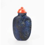 SnuffbottleChina. Lapis Lazuli. Flache Form. Stopper aus Koralle. H 6,7 cm. - Stopper festgeklebt.