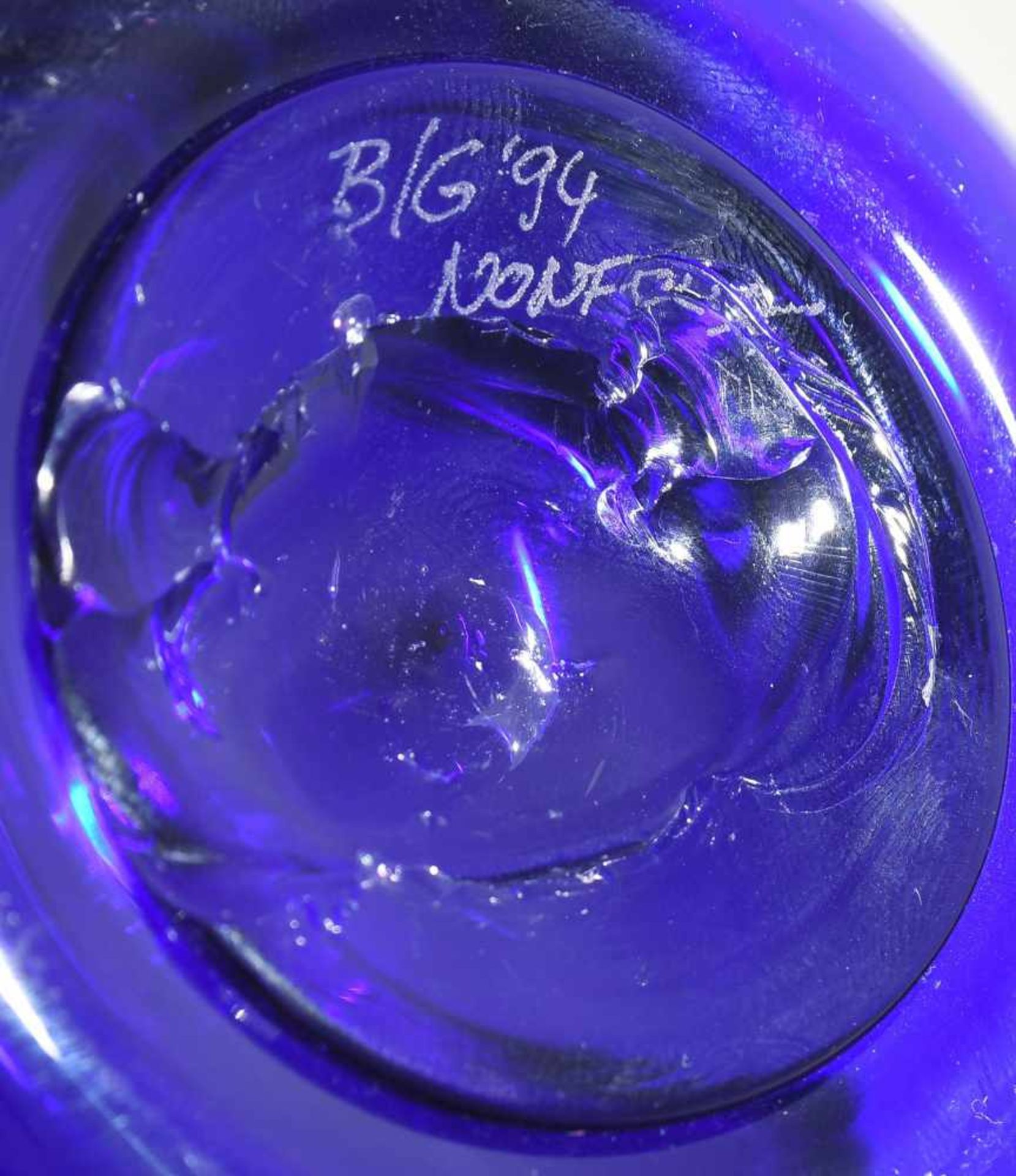 Baldwin & GuggisbergNonfoux, 1994. Vase. Blaues bzw. rot getöntes Glas. Bezeichnet: B/G '94 NONFOUX. - Bild 4 aus 4