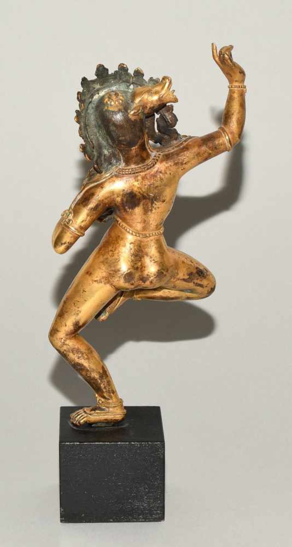Vajravarahi-DakiniTibet. Feuervergoldete Bronze. Stellenweise mit Türkis besetzt. Die Dakini - Bild 4 aus 9