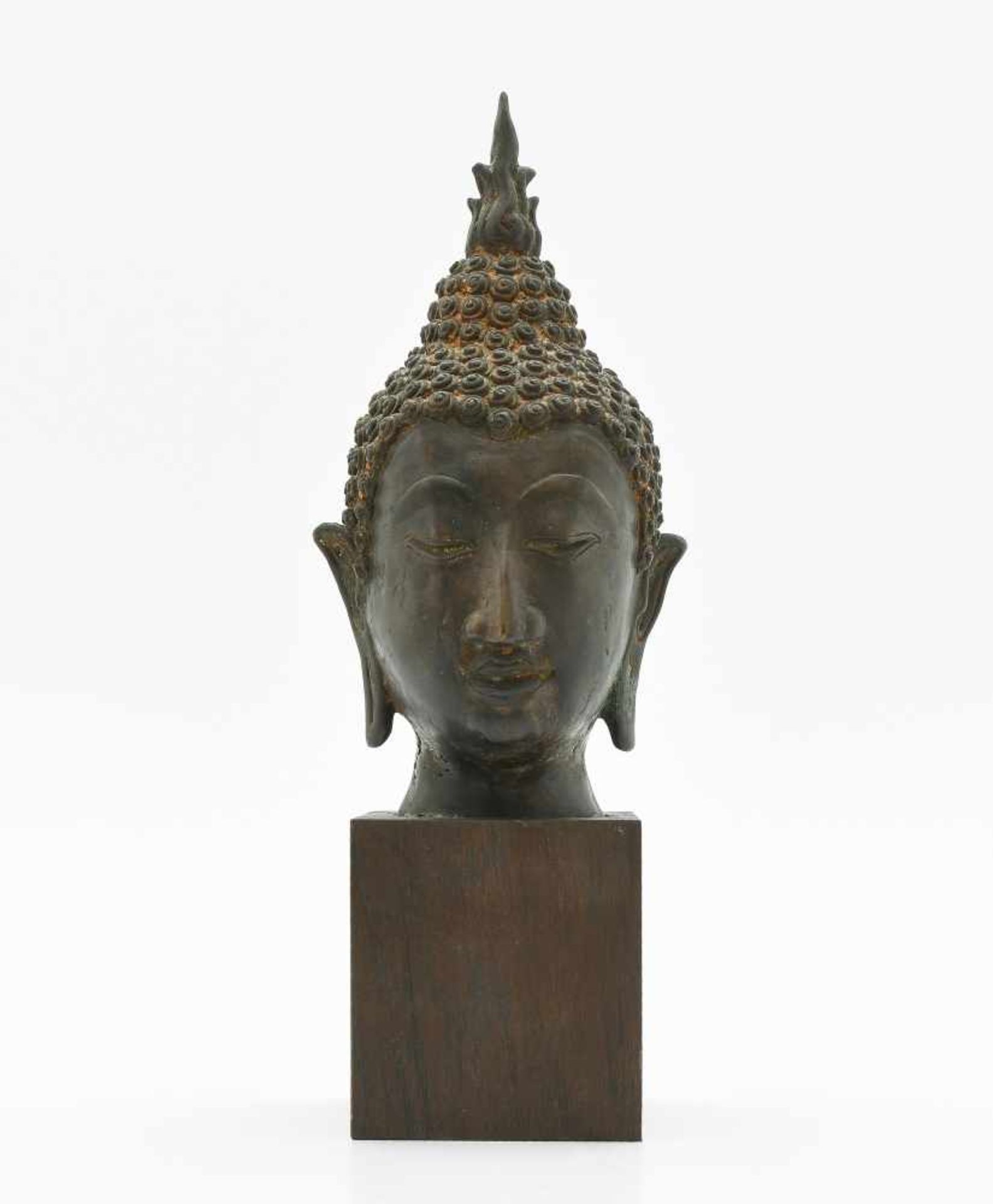 BuddhakopfThailand, Ayutthaya Stil. Bronze. Buddhakopf mit hoher Ketumala. H 25 cm (ohne