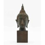 BuddhakopfThailand, Ayutthaya Stil. Bronze. Buddhakopf mit hoher Ketumala. H 25 cm (ohne