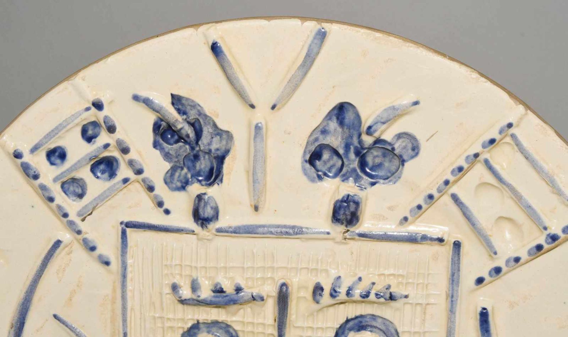 Picasso, Pablo(Malaga 1881–1973 Mougins)"Face in a square". 1956. Runder Keramikteller, Engobe- - Bild 6 aus 12