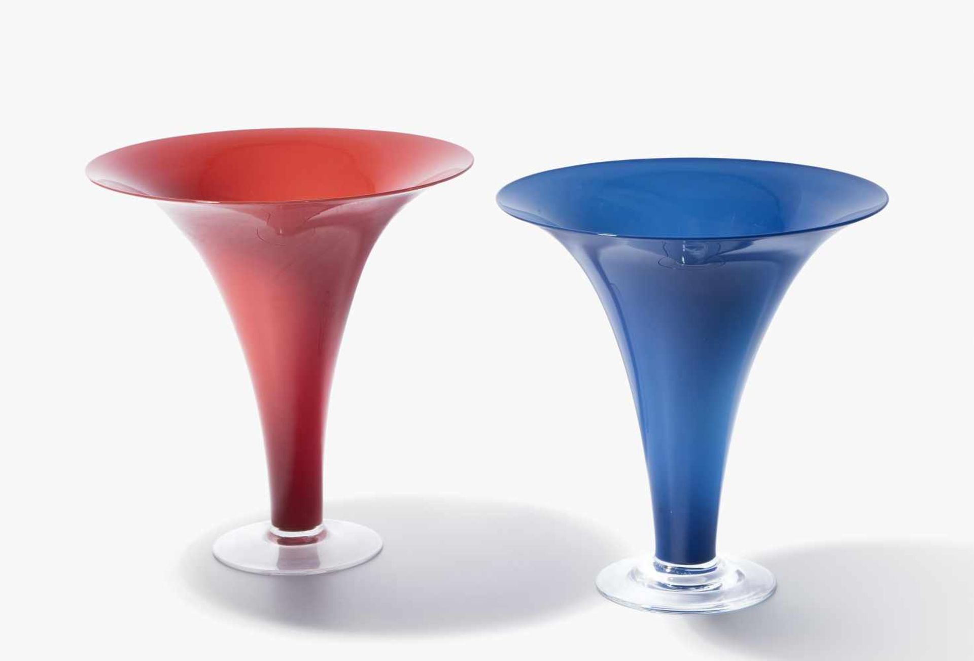 Baldwin & GuggisbergNonfoux, 1996 und 1997. 2 Vasen. Farbloses Glas, innen rot bzw. blau überfangen.