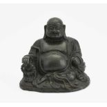 Sitzender Milefo (Budai)China, wohl Ming-Dynastie. Bronze. Auf einem Kissen sitzender, herzhaft