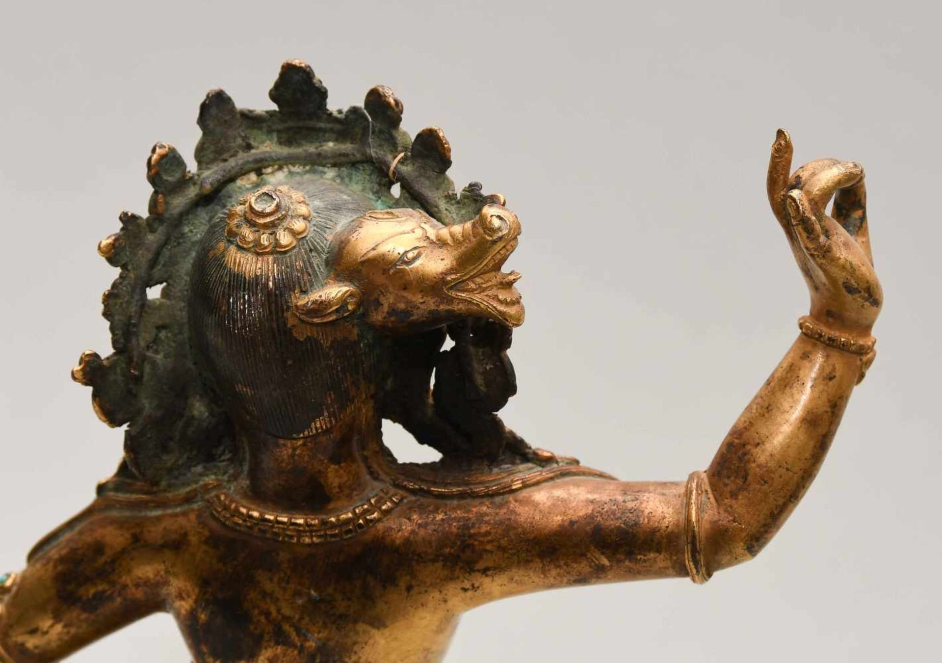 Vajravarahi-DakiniTibet. Feuervergoldete Bronze. Stellenweise mit Türkis besetzt. Die Dakini - Bild 8 aus 9