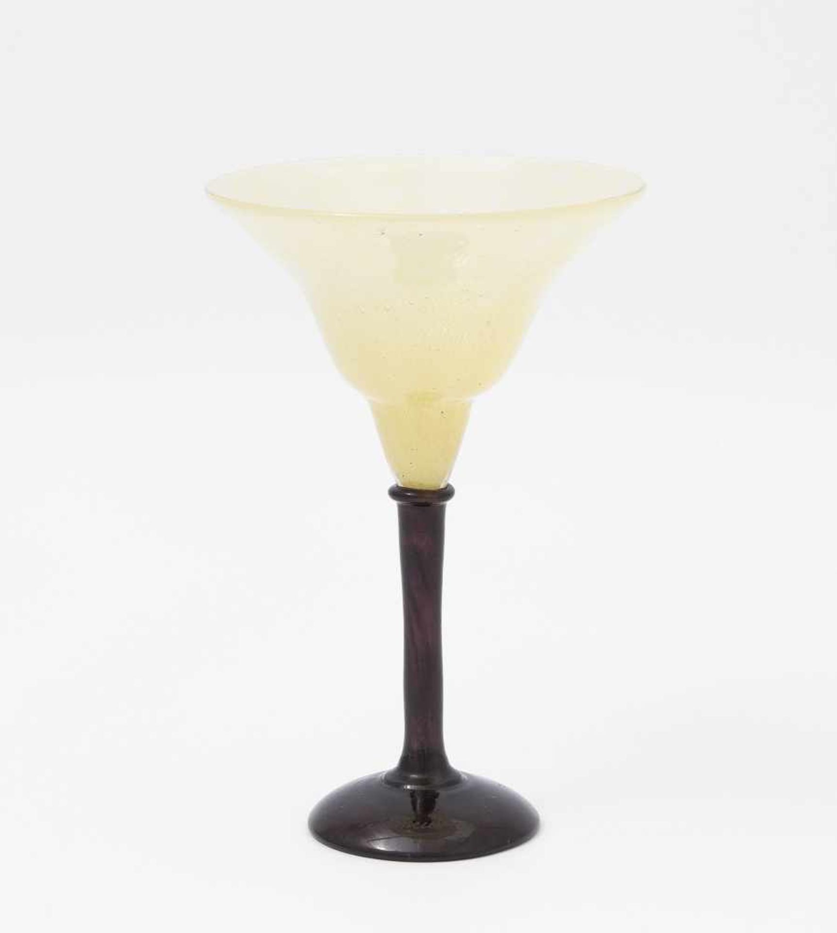 SchneiderEpinay-sur-Seine, um 1930. Kelchglas. Farbloses Glas mit gelben und dunkelvioletten