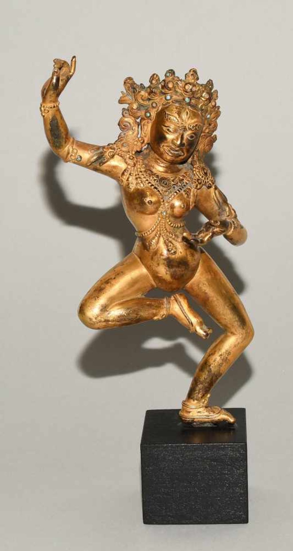 Vajravarahi-DakiniTibet. Feuervergoldete Bronze. Stellenweise mit Türkis besetzt. Die Dakini - Bild 2 aus 9