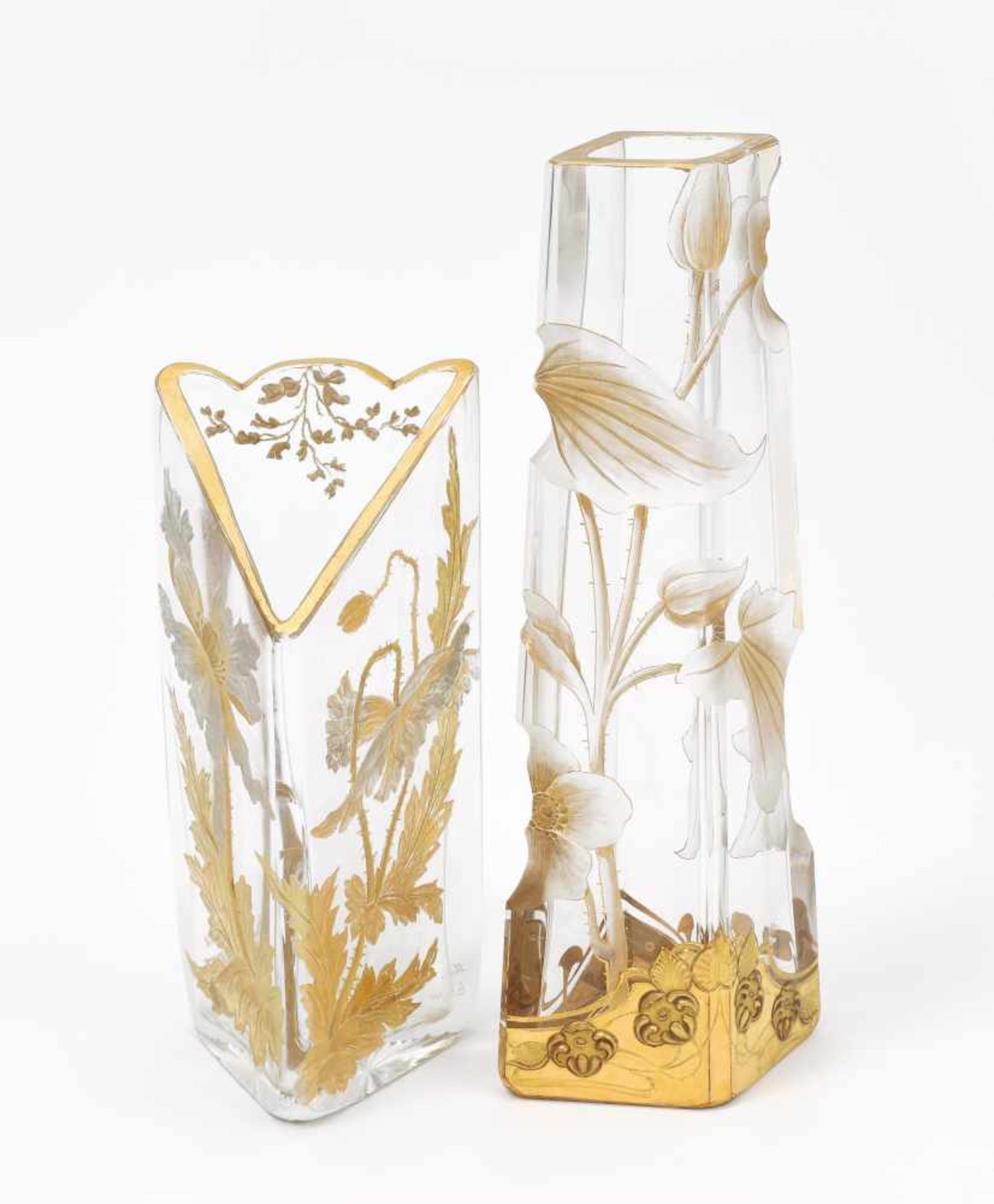 Gräflich Harrach'sche GlashütteNeuwelt, um 1900–1905. Vase. Farbloses Glas, Blumen in Tiefschnitt