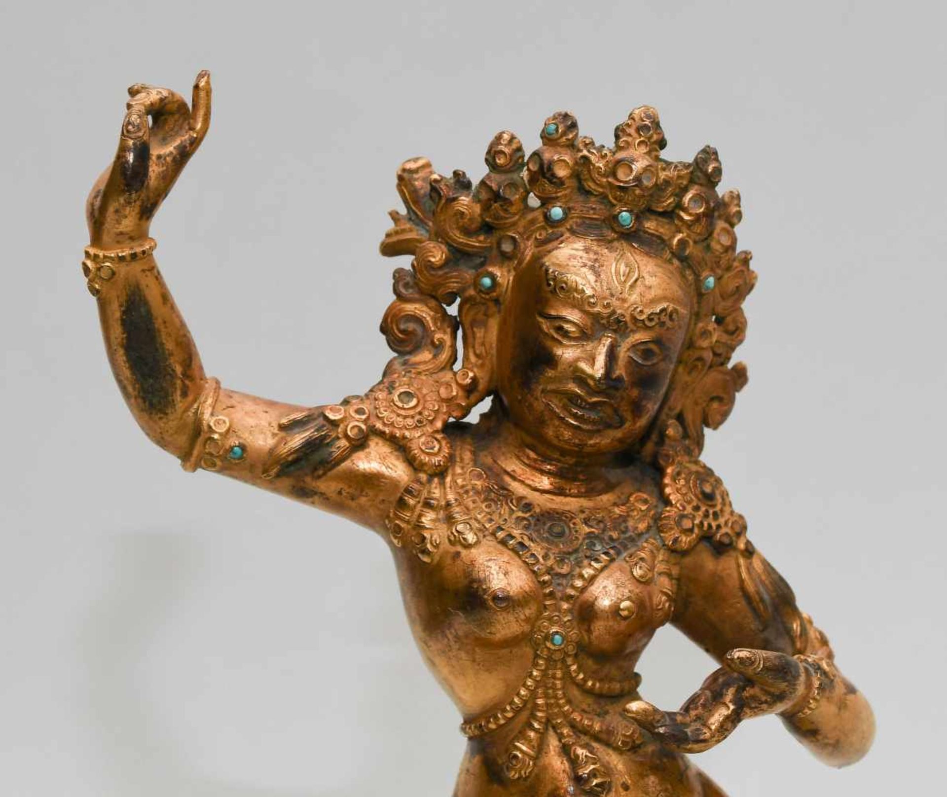 Vajravarahi-DakiniTibet. Feuervergoldete Bronze. Stellenweise mit Türkis besetzt. Die Dakini - Bild 7 aus 9