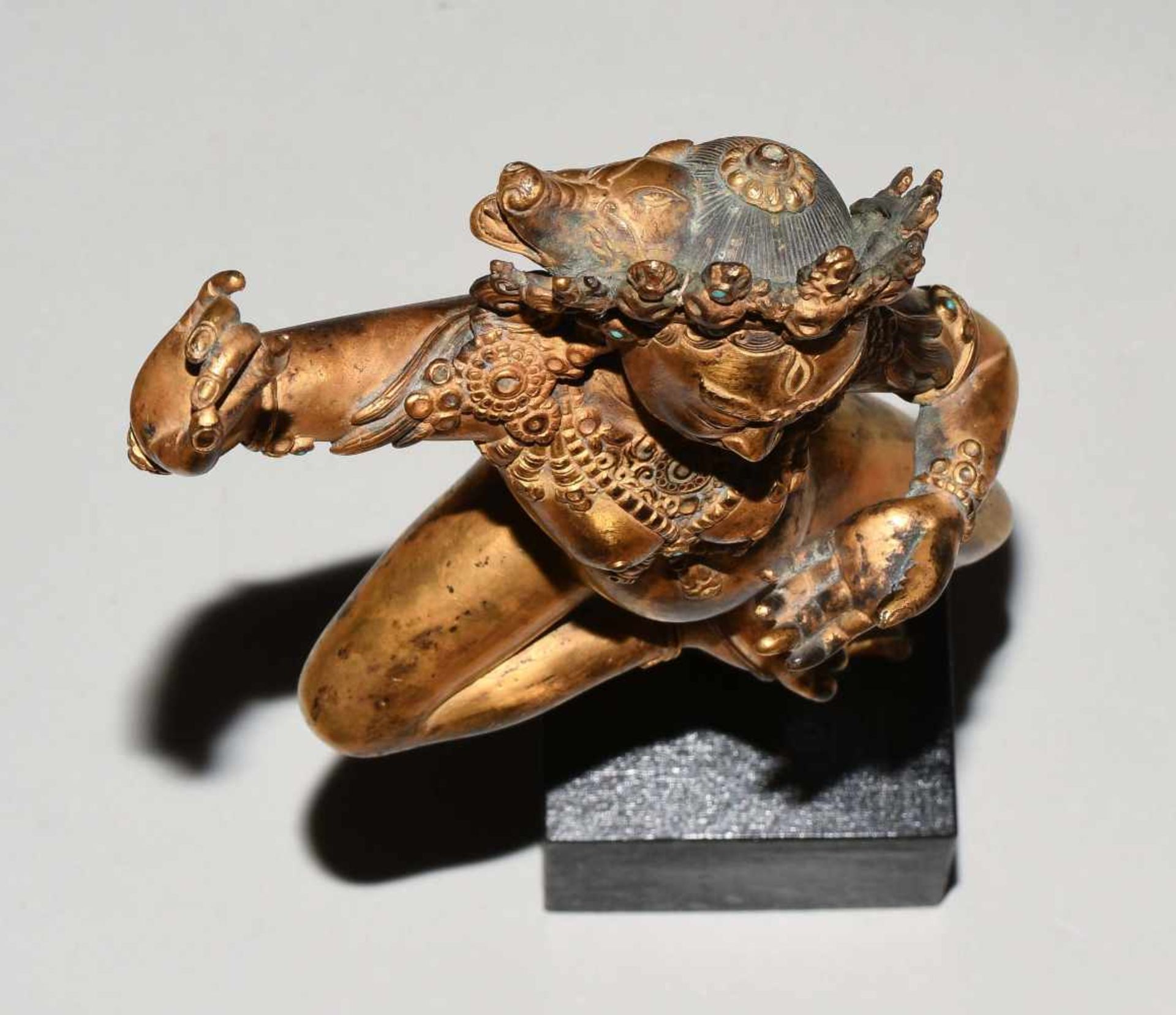 Vajravarahi-DakiniTibet. Feuervergoldete Bronze. Stellenweise mit Türkis besetzt. Die Dakini - Bild 6 aus 9