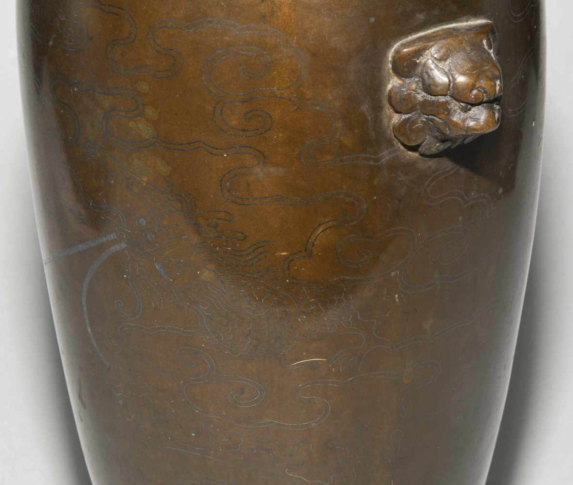 BronzevaseChina, 19.Jh. Bronze mit eingelegtem Silber. Verziert mit einem Drachen zwischen Wolken - Bild 3 aus 14