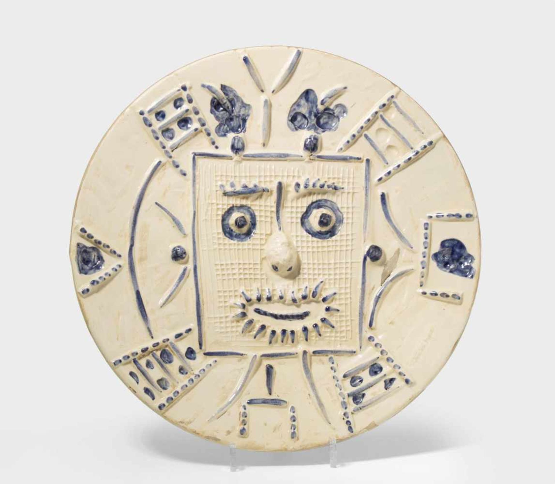 Picasso, Pablo(Malaga 1881–1973 Mougins)"Face in a square". 1956. Runder Keramikteller, Engobe-
