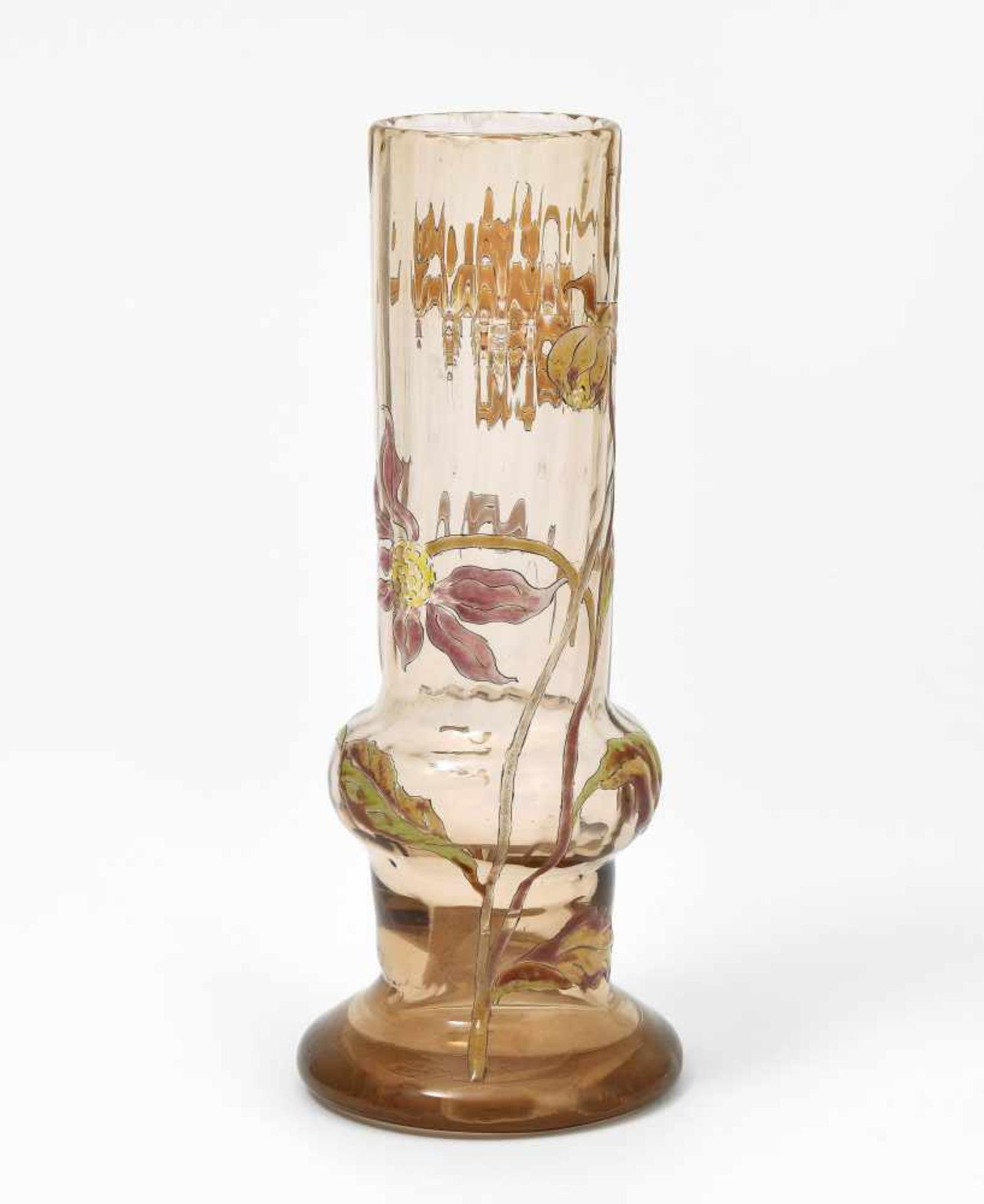 Emile GalléNancy, um 1895–1897. Vase. Braun getöntes, längsoptisches Glas, Blumen in Emailmalerei.