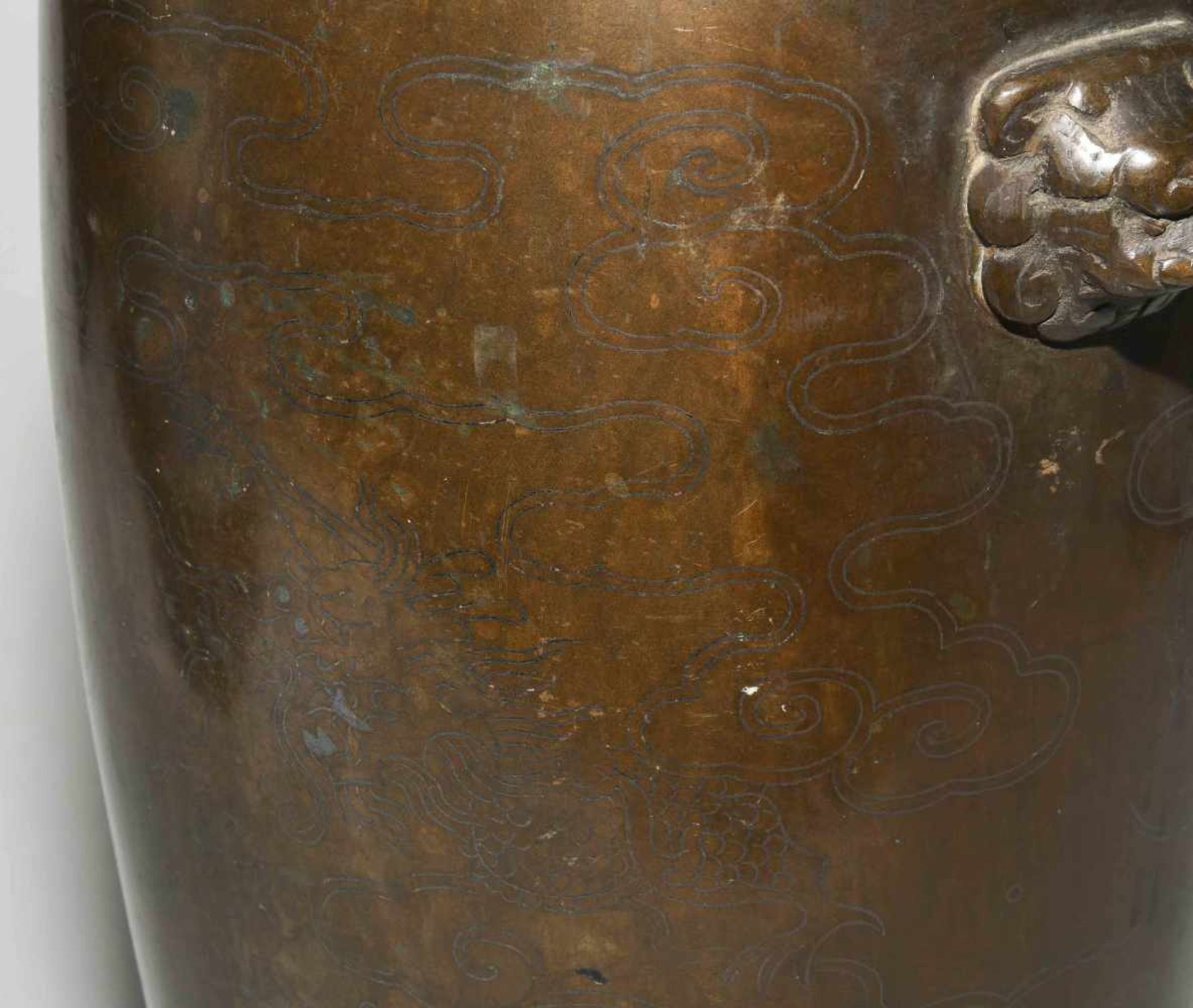 BronzevaseChina, 19.Jh. Bronze mit eingelegtem Silber. Verziert mit einem Drachen zwischen Wolken - Bild 13 aus 14