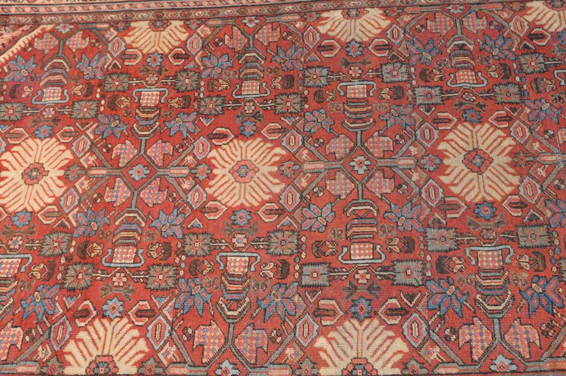 MahalZ-Persien, um 1910. Der rote oktogonale Grund ist mit gereihten Blütenmotiven durchgehend - Bild 10 aus 12