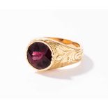 Granat-Ring750 Gelbgold. Floral graviert, 1 roter Granat, ca. 11 mm Ø. Gr. 61, 20,1 g.