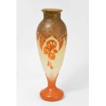 SchneiderEpinay-sur-Seine, um 1925. Vase. Farbloses Glas mit gelben Pulvereinschmelzungen, orange-