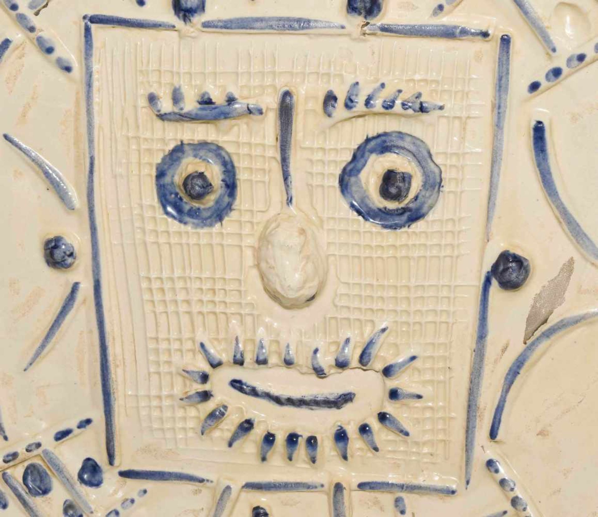 Picasso, Pablo(Malaga 1881–1973 Mougins)"Face in a square". 1956. Runder Keramikteller, Engobe- - Bild 5 aus 12