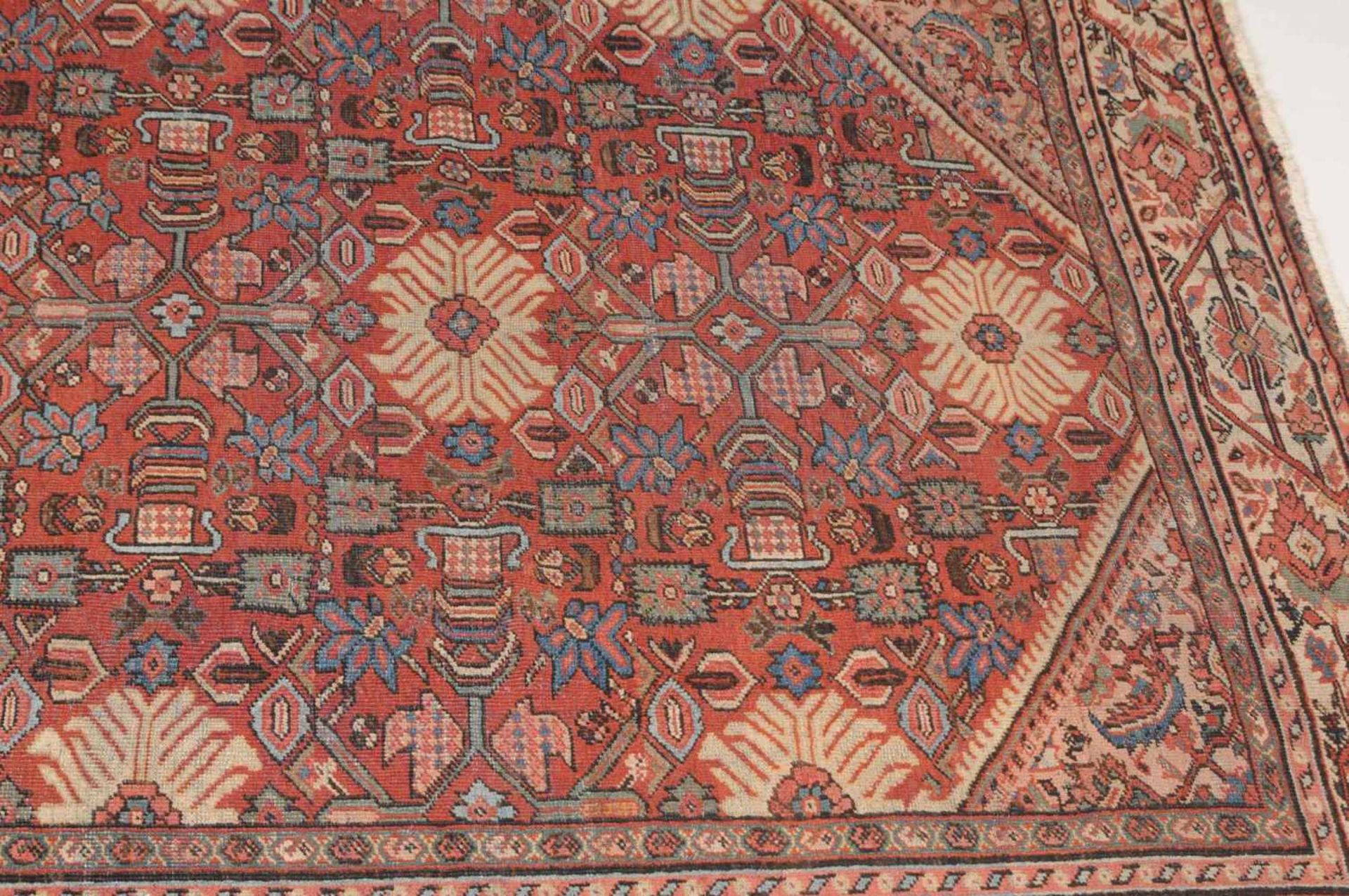 MahalZ-Persien, um 1910. Der rote oktogonale Grund ist mit gereihten Blütenmotiven durchgehend - Bild 12 aus 12