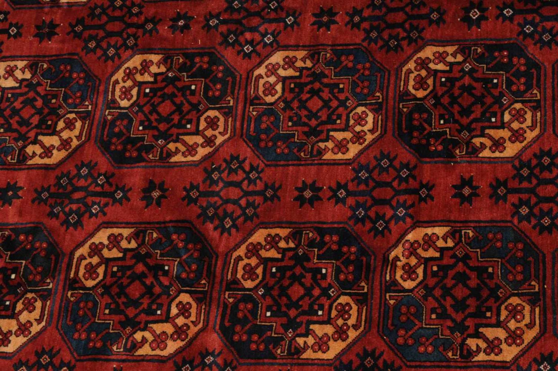 Ersari-HauptteppichAfghanistan, um 1930. Auf braunem Grund figurieren in 4 Reihen je 8 grössere - Bild 8 aus 9