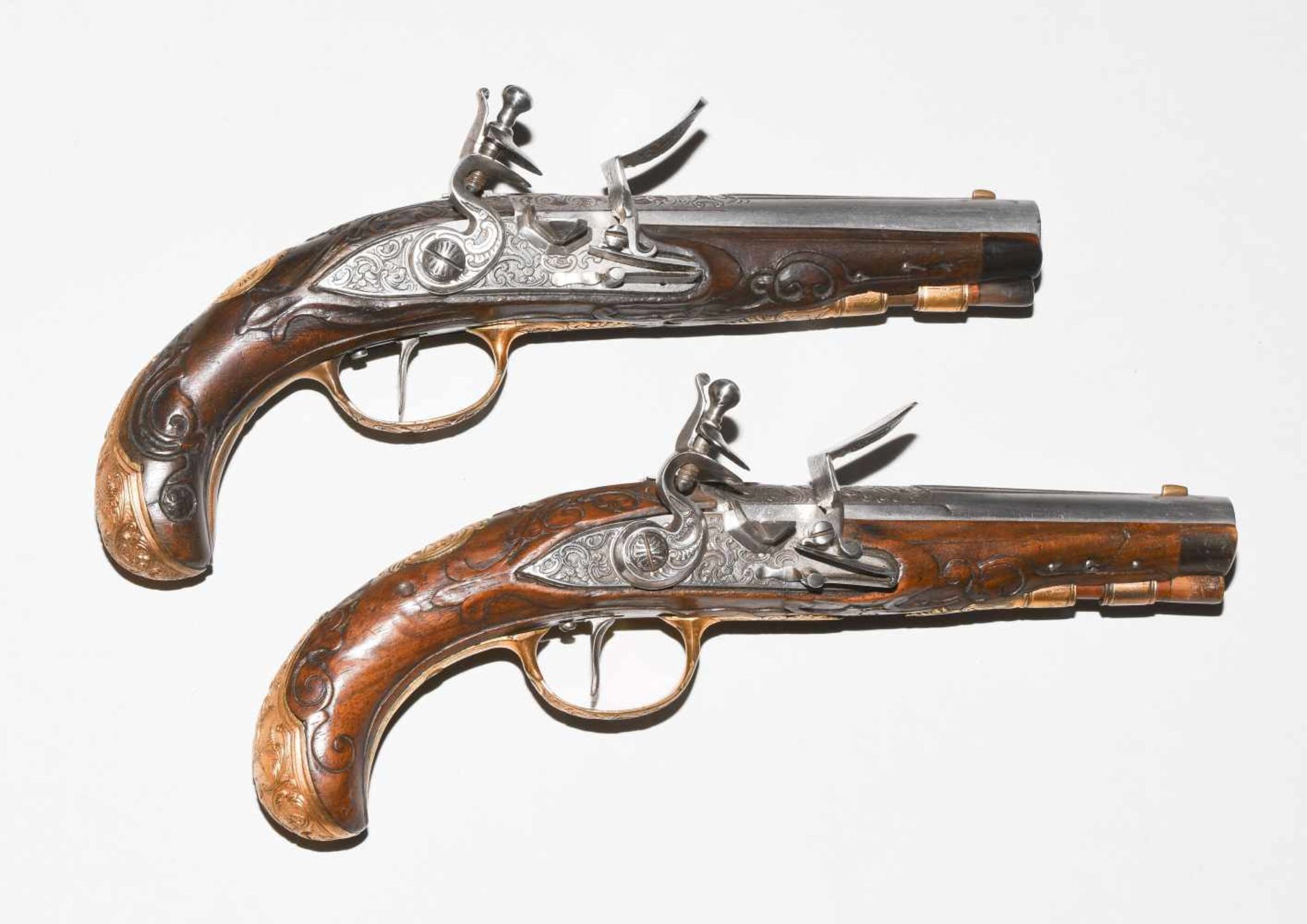 1 Paar SteinschlosspistolenRegensburg, um 1790. Rundläufe, Kal. 12mm, Spinnenkorne aus Messing, - Bild 2 aus 8