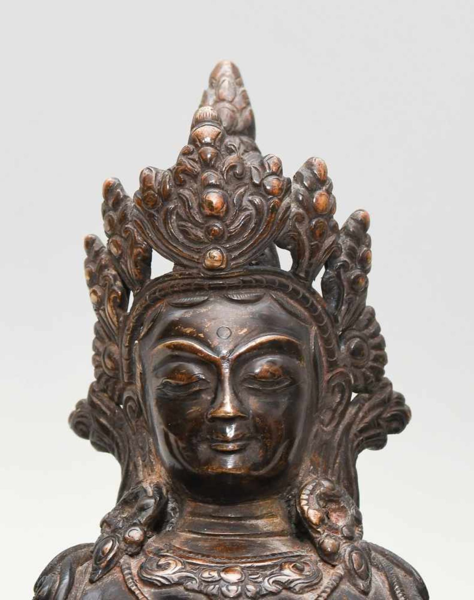 Figur der VasudharaNepal, 19./20.Jh. Bronze, dunkel brüniert. Die Göttin des Wohlstands ist - Bild 8 aus 8