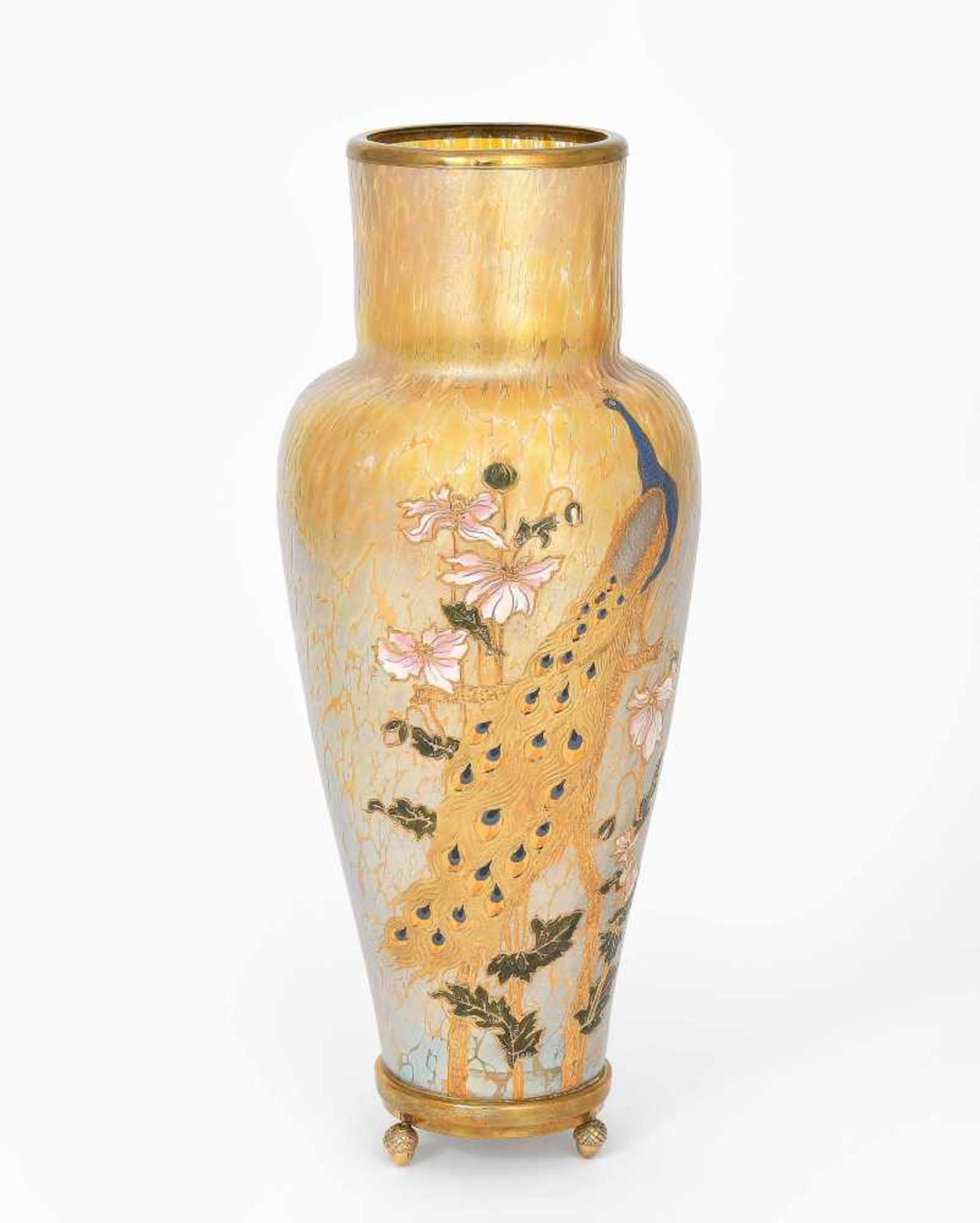 BöhmenUm 1900. Vase. Farbloses Glas mit silbergelben Kröseleinschmelzungen und Pfau in Email- und