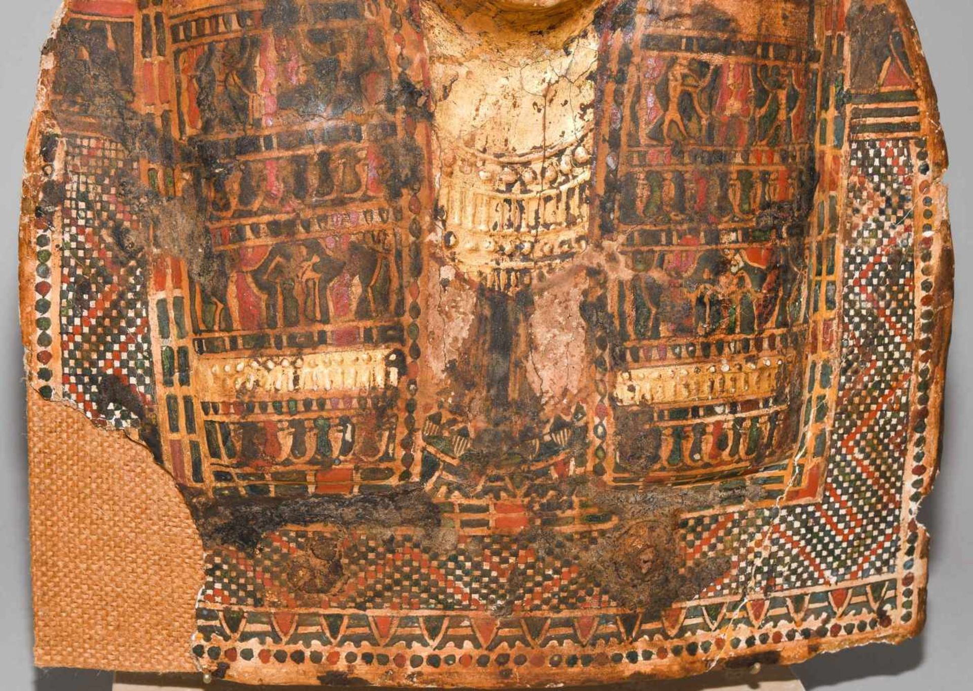 MumienmaskeAegypten, römisch, 1.–2.Jh. n.C. Kartonnage mit Stuck überzogen und polychrom bemalt - Bild 10 aus 10