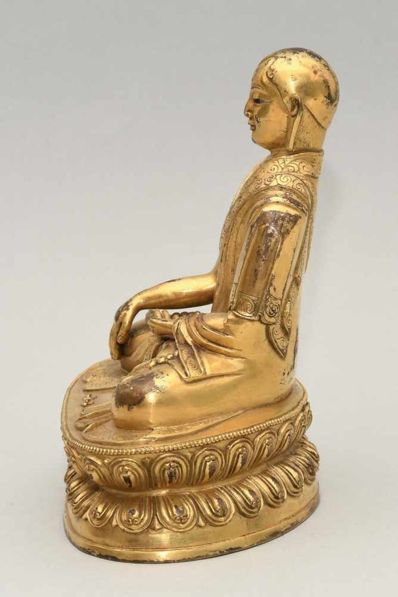 Figur eines LamasSinotibetisch, 20.Jh. Feuervergoldete Bronze. Auf doppeltem Lotossockel in - Bild 3 aus 7