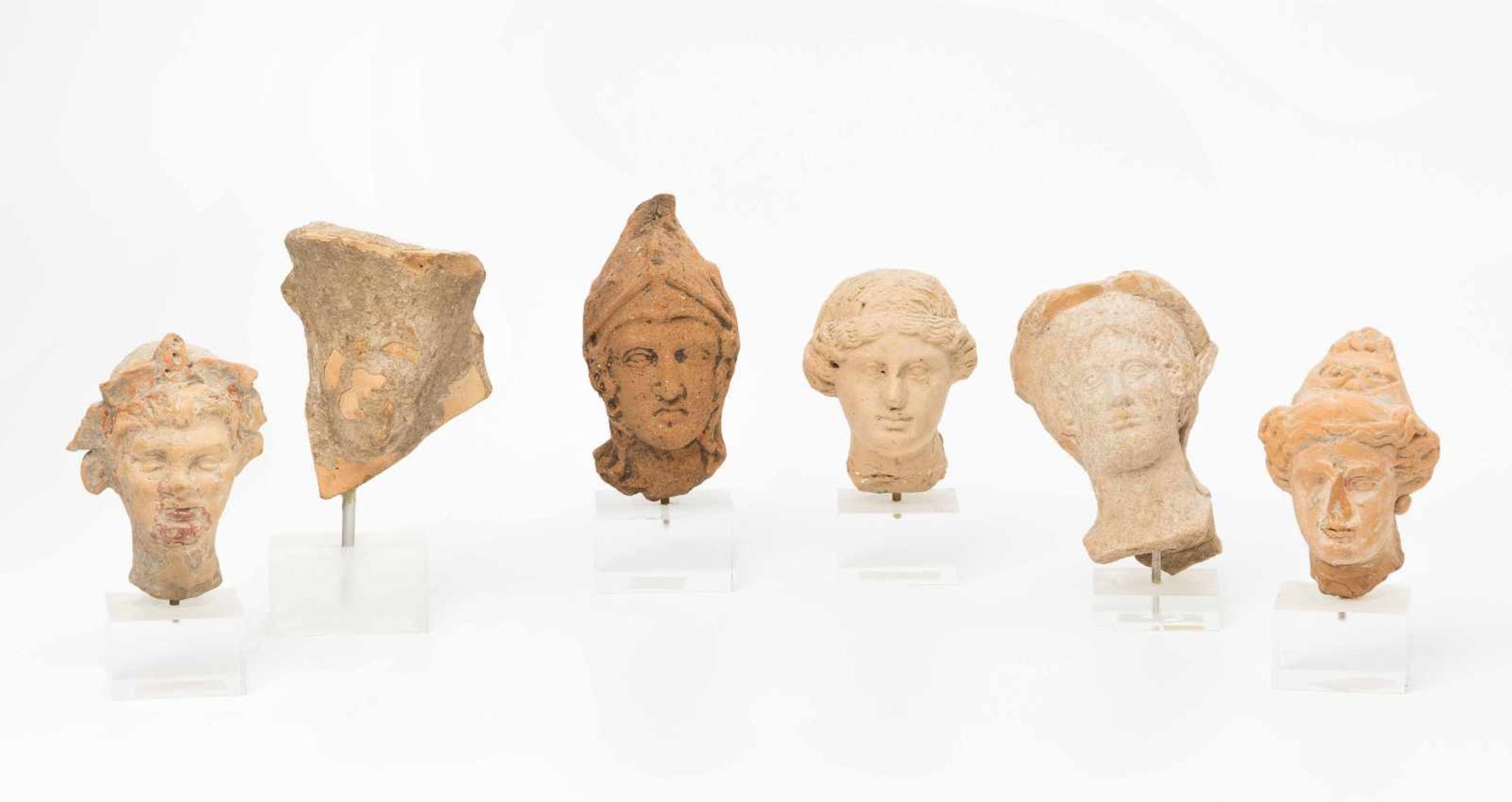 6 Terrakotta-KöpfeSüditalien, 5.–4.Jh. v.C. Terrakotta. Zwei Frauenköpfe, Kopf der Athena mit