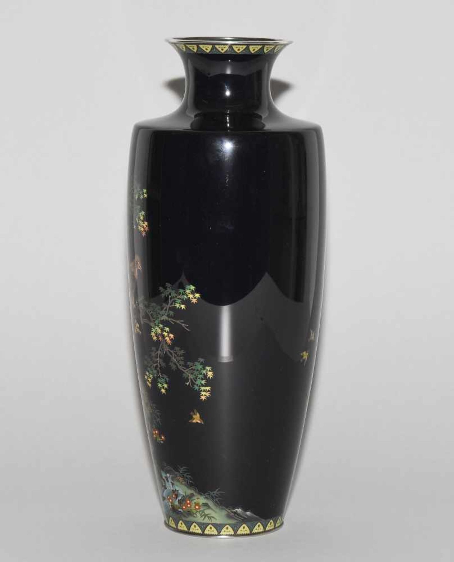 Cloisonné VaseJapan, Meiji-Zeit. Inaba Nanaho Studio-Marke. Mit Jungin Silberpunze. Polychromer - Bild 3 aus 9