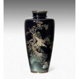 Cloisonné VaseJapan, Meiji-Zeit. Silber. Polychromer Dekor auf dunkelblauem Grund mit Darstellung