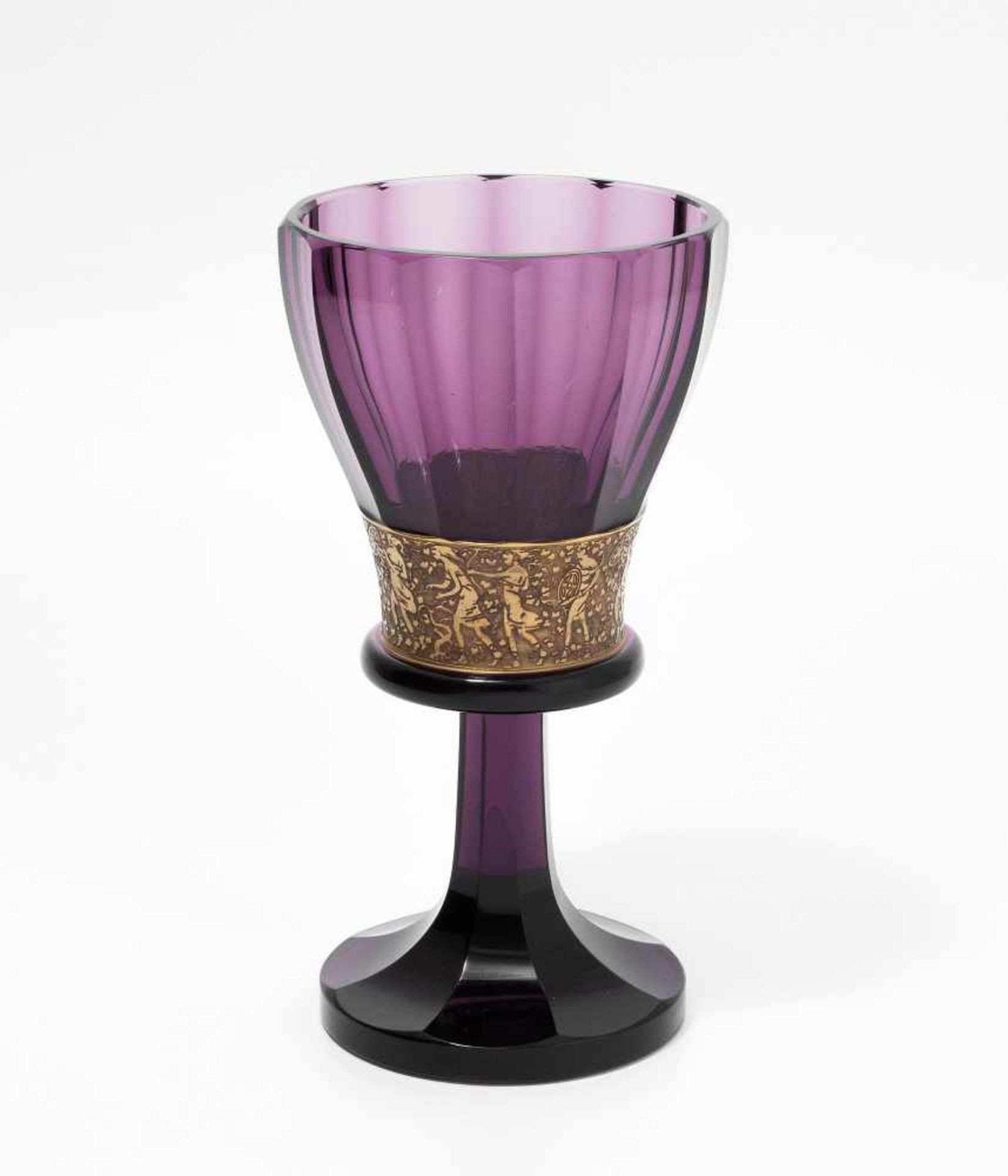 Ludwig MoserKarlsbad, um 1920. Pokal. Violett getöntes Glas, Schälschliffdekor, goldgeätzter