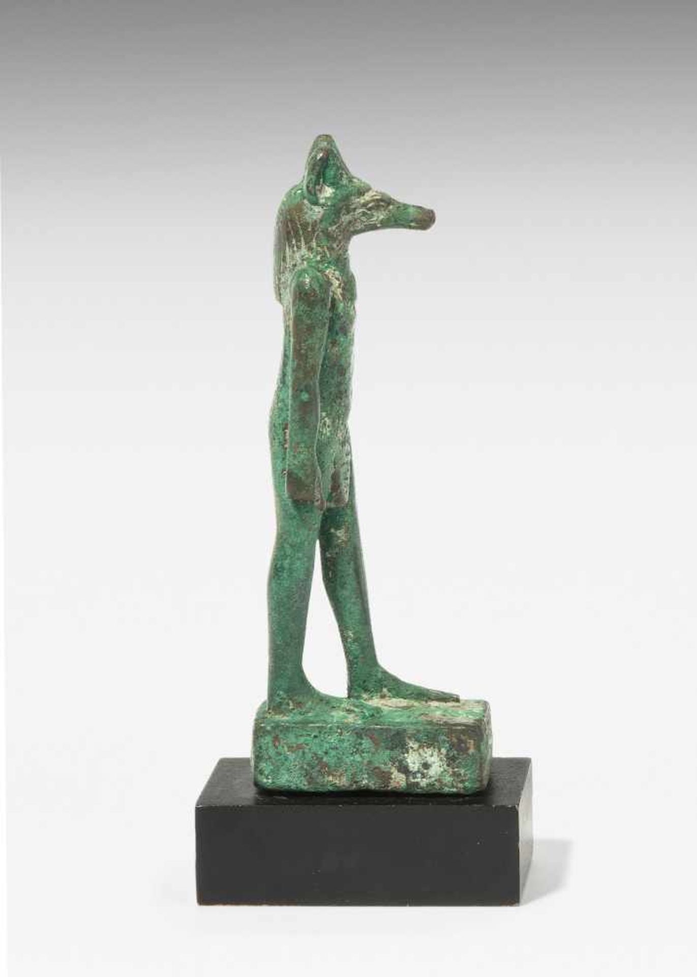 Anubis-StatuetteAegypten, Spätzeit. Bronze. Statuette des stehenden Anubis, Schutzherr der